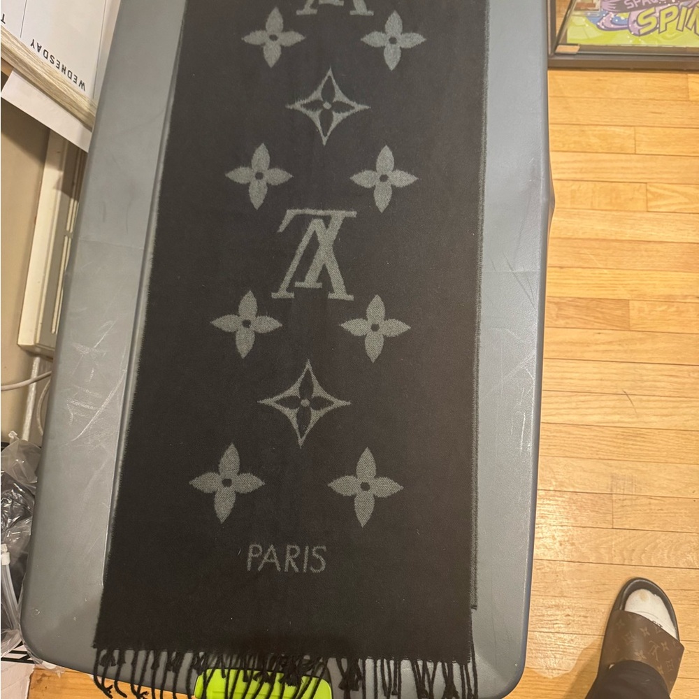 Louis Vuitton Black and Gray Scarf